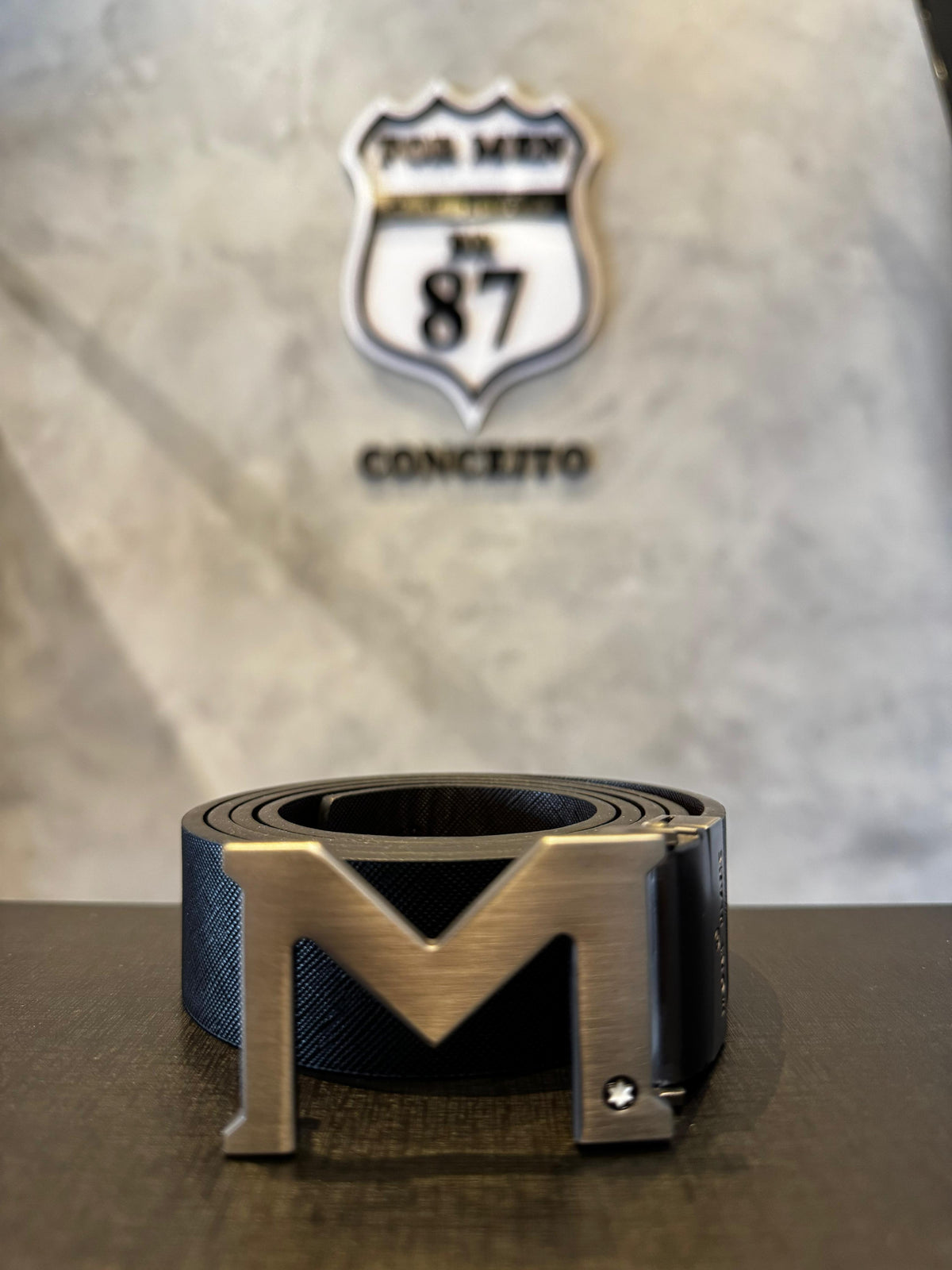 Cinto Masculino de Couro Preto com Fivela "M"