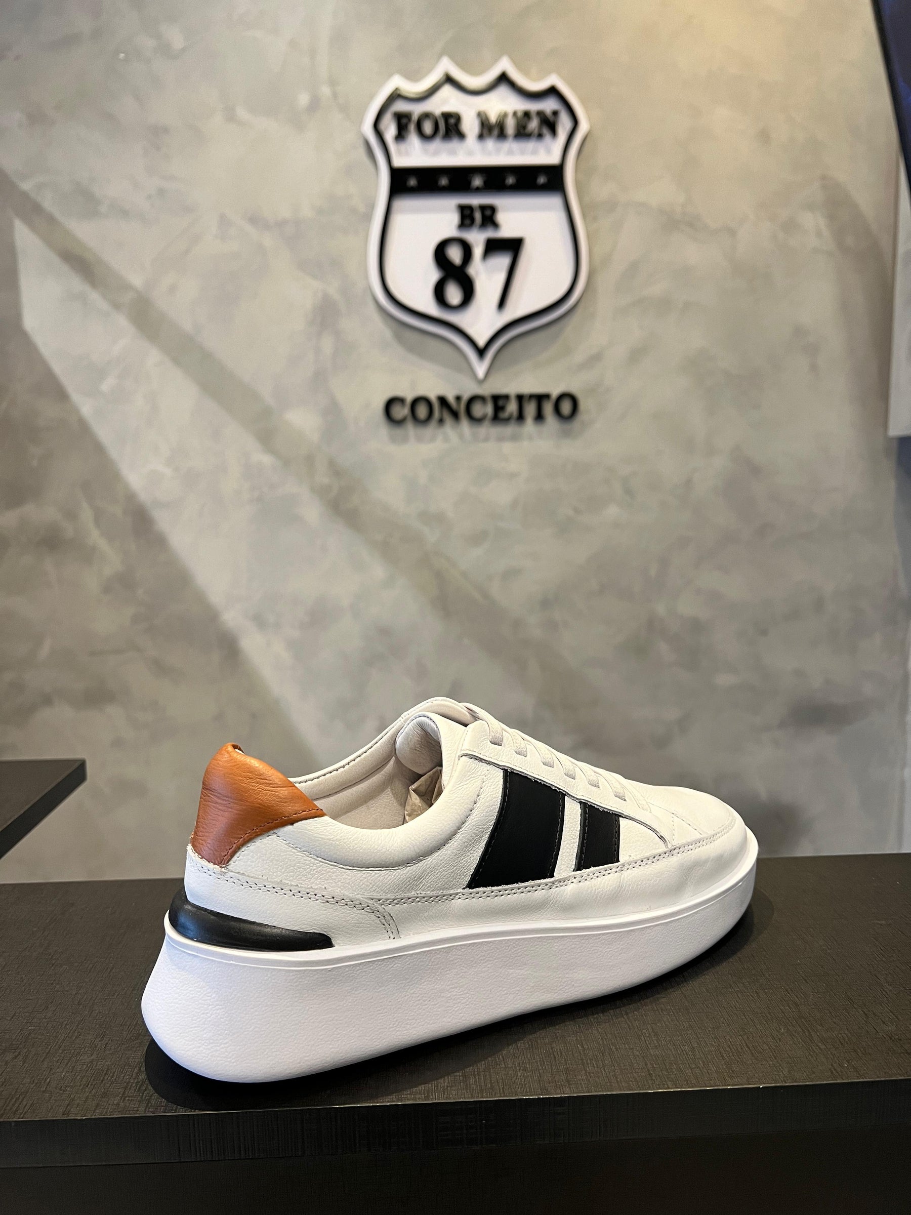 Tênis Casual Branco com Detalhes
