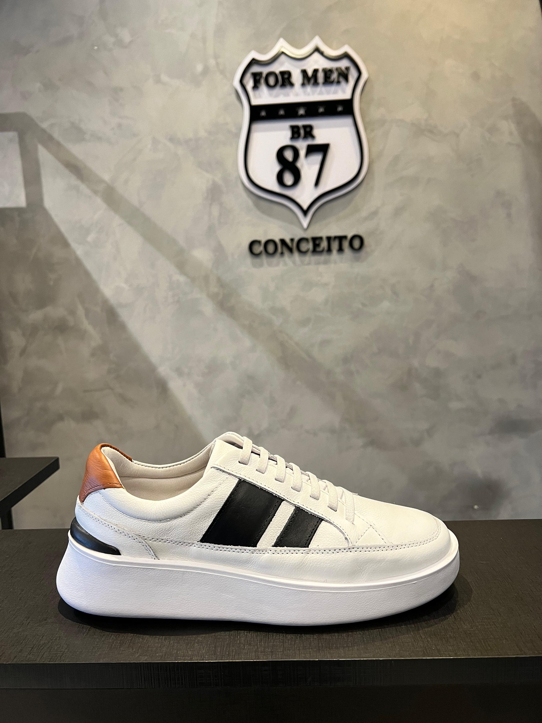 Tênis Casual Branco com Detalhes