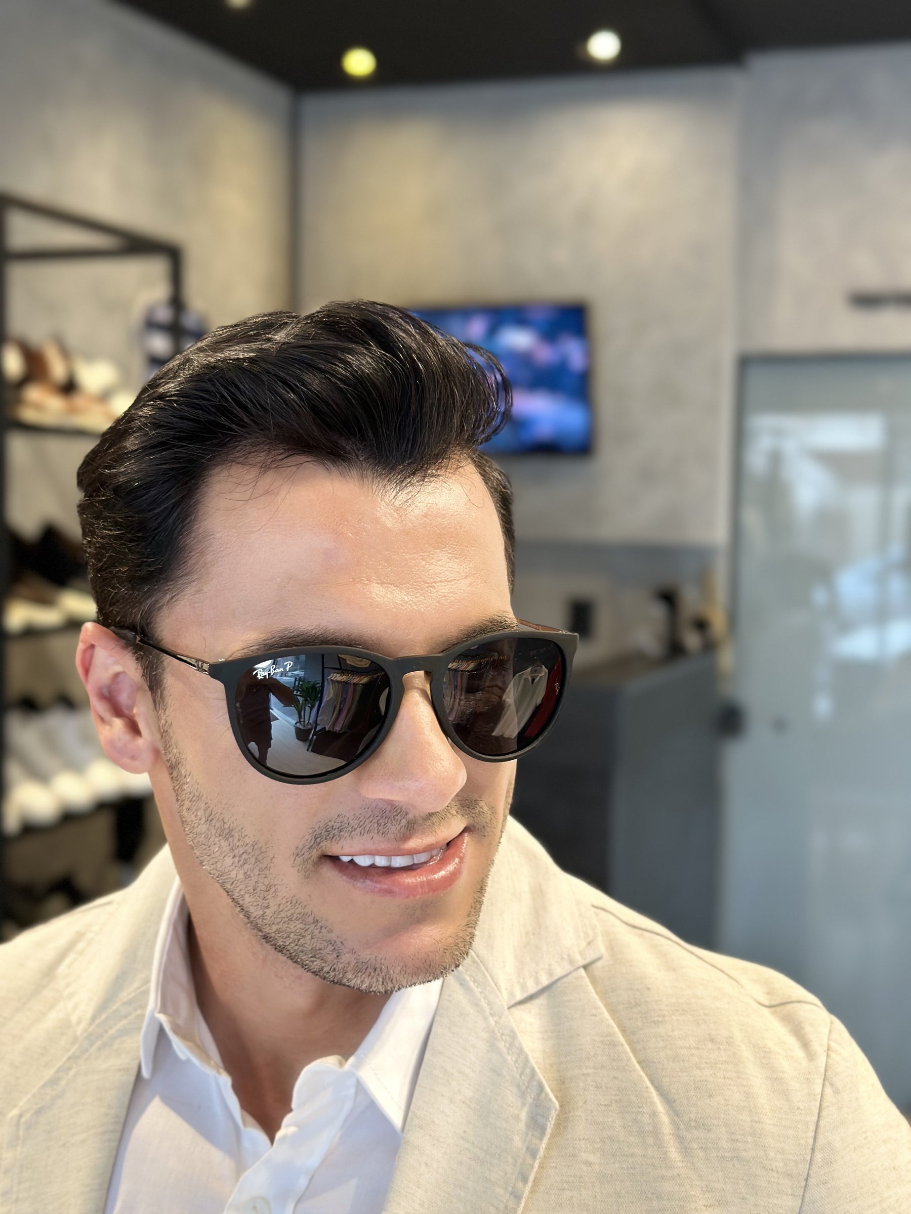 Óculos de Sol Oval em Acetato Preto